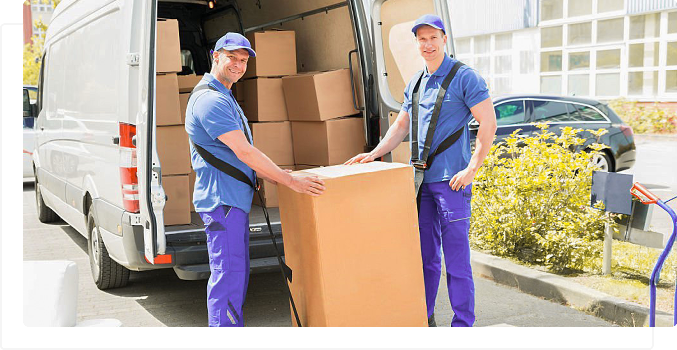 Zwei Personen am Transporter